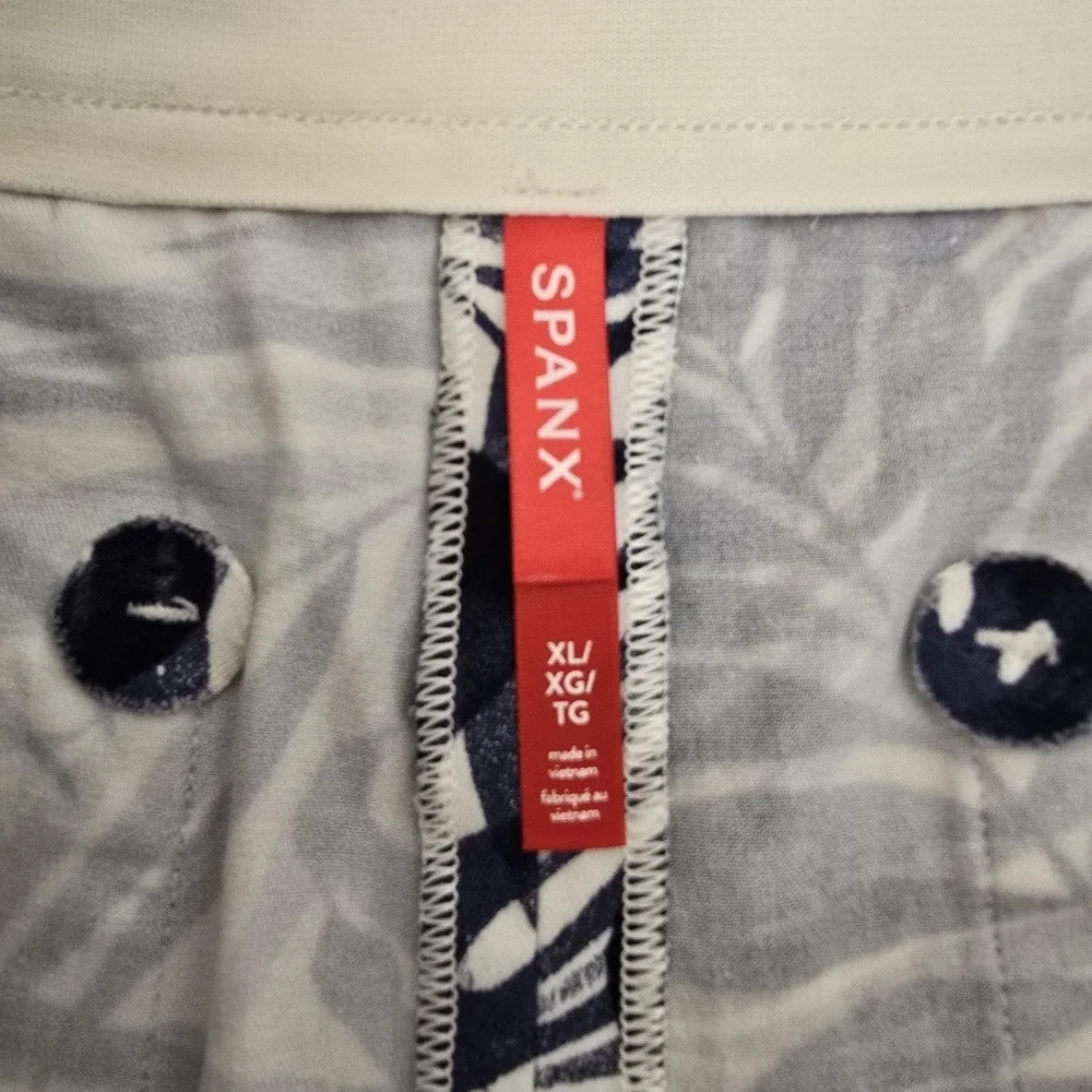 Spanx On the Go Tropical Print Navy/White Twill Shorts Size XL Stretch Casual